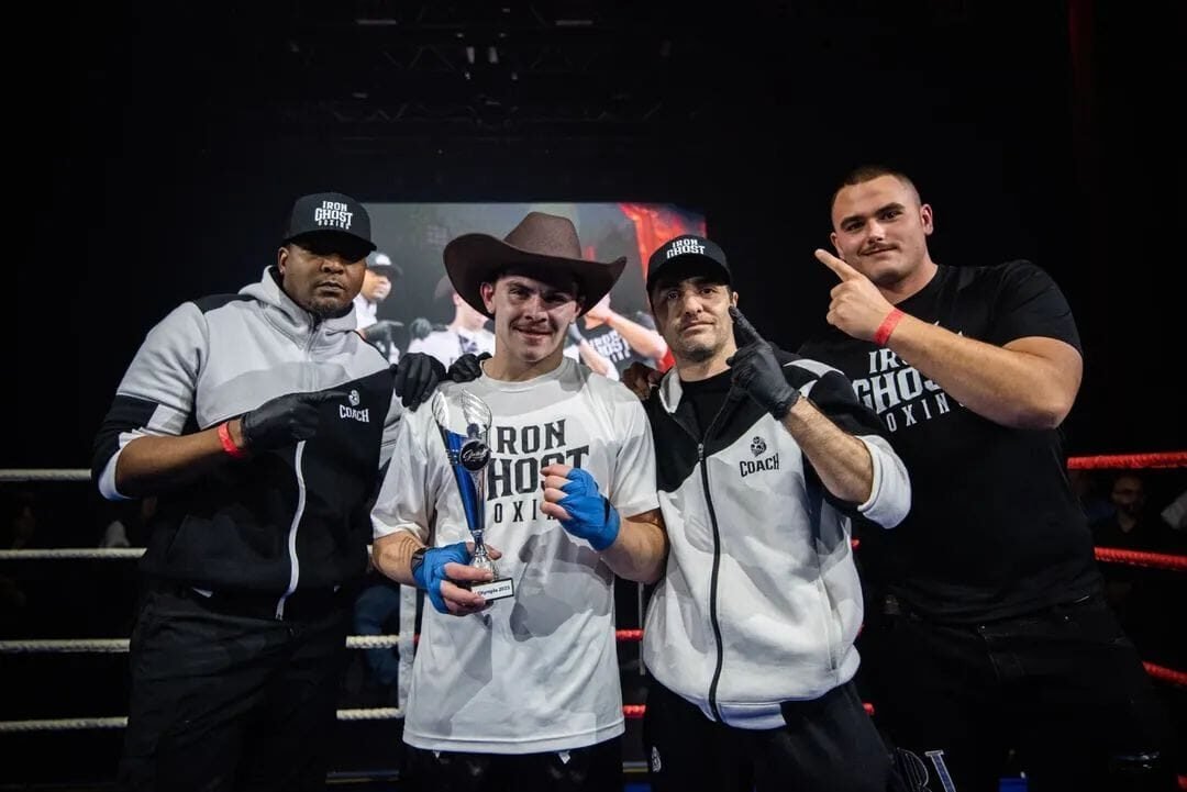 L'équipe Iron Ghost réunie avec son athlète et son trophée
